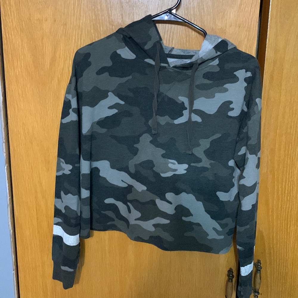 camo cropped hoodie